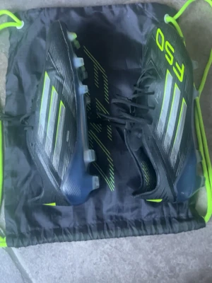 Adidas f50 elite - Nästan helt nya f50s använd 4/5 gånger, inte ett enda tecken på användning. Säljer för dom var för småa och märkte det för sent. 
