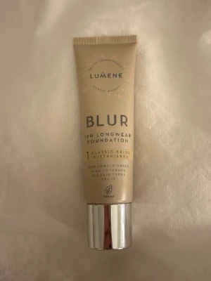Lumene Blur Foundation Classic Beige - Endast testad en gång, säljer då det va fel färg.