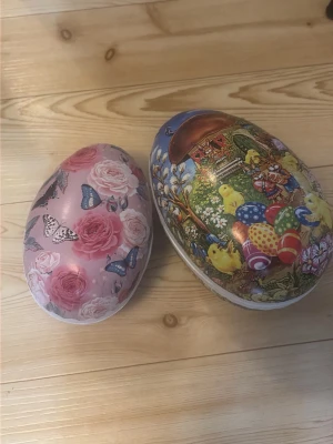 Två dekorativa påskägg i plåt - Säljer två fina påskägg i papp