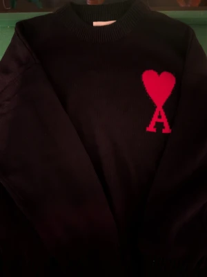 Svart stickad tröja från Ami Paris - Ami heart, Storlek L, knappt använd 
