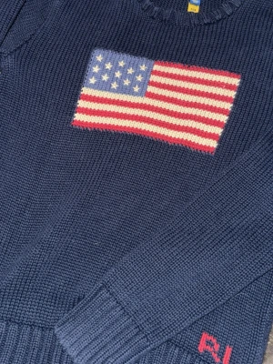 Ralph lauren stickad övertröja - Säljer en äkta marinblå ralph Lauren stickad övertröja, riktigt bra skick inga förblekningar av tvättmaskinen eller andra skavanker. Säljer den att jag inte använder den så mycket längre och att jag behöver pengar till annat. Storlek L i barnstorlek så passar dig som är 172cm - 160. Påse från butik följs med vid affär