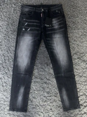 Grå/svart Dsquared2 jeans - Gråa/svart dsquared2 jeans med lite slitningar i storlek 34. 