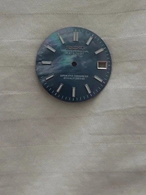Blå urtavla Seiko Datejust stil - Snygg blå urtavla till Seiko mod passar för 36 mm klockor med silverfärgade index och datumfönster. Urtavlan har en skimrande yta som ger en exklusiv känsla och passar perfekt för dig som vill uppgradera din klocka.  