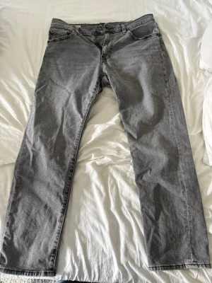 Grå Levi’s 502 - Säljer ett par grå Levi’s 502 tapered som använts 1 gång. De är i storlek W33 och L30 och säljs på grund av fel storlek. Kvitto finns!