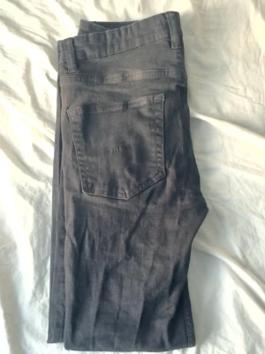 Svarta  jeans - Säljer ett par svarta slim fit  jeans i storlek 31 W och 34 L. Jeansen är tillverkade i ett bekväm denimtyg. Perfekta för en clean och stilren look. Hör av dig om du har några frågor!