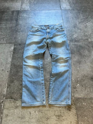 Vintage Flared Nudie Jeans  - tjatjatja! nu säljer jag dessa sjukt feta nudie slim jim’s (som sitter regular/flared)🫡 de i strlk 31/34 men kan upplevas någon cm kort👏 tveka inte på att skriva ifall ni har frågor🏹 