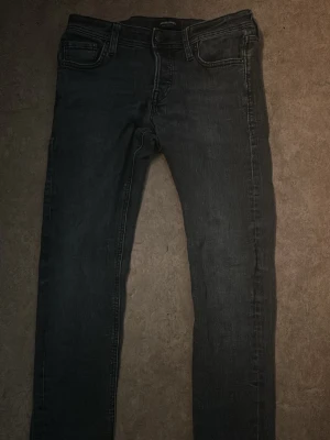 Slim fit svarta jeans Jack & Jones - Jack and Jones jeans och bälte i samma! Hör gärna av er!