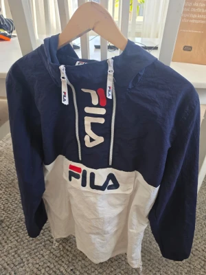 Vintage FILA jacka - Stilren vintage jacka från FILA i blått och vitt med stor logga framtill. Står S men passar som M.