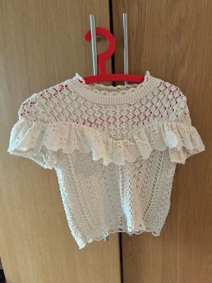 Stickad Zara t-shirt  - Zara t-shirt 🤗 Jättefint skick, knappt använd!  Priset kan diskuteras vid snabb försäljning 💕