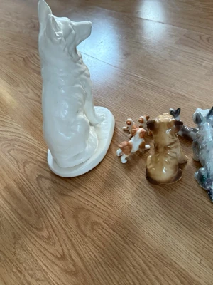 Porslins hundar  - Säljer 7 st porslin hundar. Säljs då de ej finns plats länger 