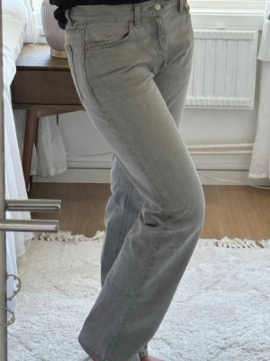 Grå raka jeans från Gina Tricot - Säljer ett par grå jeans med rak passform från Gina Tricot. 