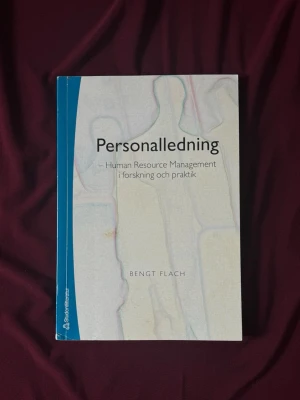 Personalledning av Bengt Flach - Kursbok i personalledning med fokus på Human Resource Management i forskning och praktik, skriven av Bengt Flach. Perfekt för dig som pluggar HR eller personalfrågor.