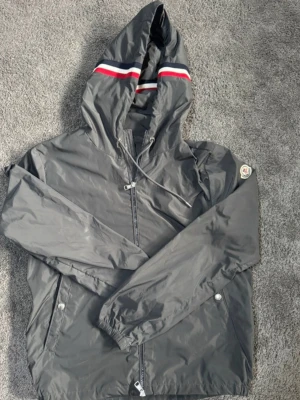 Äkta Moncler vindjacka S - Säljer min Moncler jacka då den inte passar mig längre. Köpte den i höstas och den har hängt i garderoben under vintern. Inga skador eller defekter, perfekt för kyligare dagar på vår, sommar och vinter.