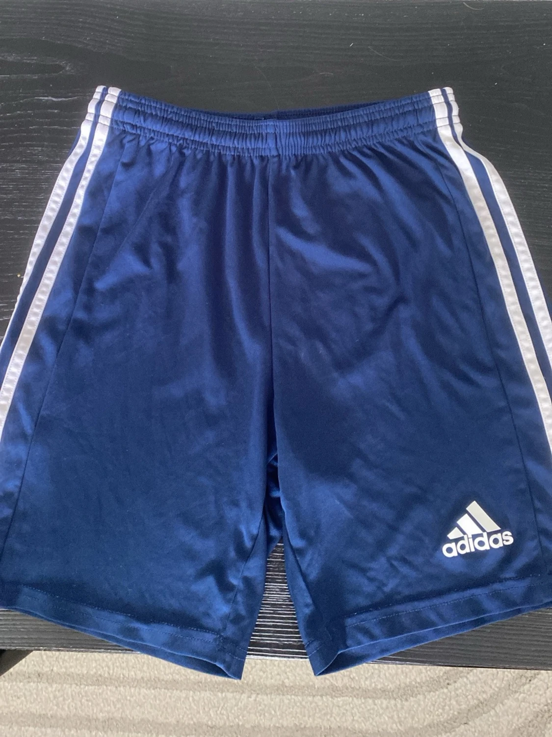 Blå Adidas shorts med vita ränder - 1