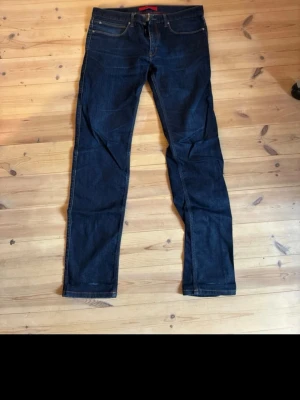 mörkblåa jeans  - snygga mörk blåa jeans från Hugo Boss. Raka jeans. Använts ett par gånger och säljs pga för små.