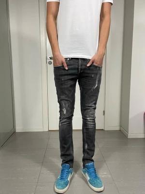 Dondup George Jeans - Säljer nu dessa Dondup George Jeans med snygga slitningar i populär design, mått ca 37,5 o 100 cm. skriv för fler bilder/frågor🙌🏼