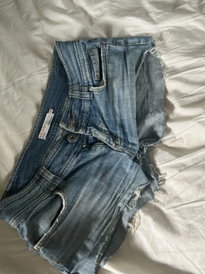 Jeansshorts ICHI - Säljer dessa super snygga  jeansshorts i storlek 30! Säljer för att de är för små för mig 😓💕