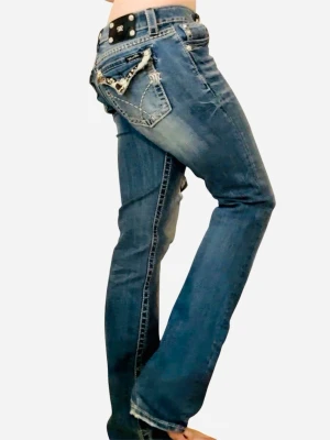 Miss me jeans - Säljer ett par blå jeans från Miss Me med snygga slitningar och dekorativa bakfickor med silverdetaljer och nitar. 📐MÅTT: Midja: 40cm Innerbenslängd: 86cm Gren: 20cm 💕 DM vid funderingar 