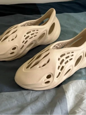 Yeezy Foam Runner - Storlek 44 helt oanvända. Fick de i födelsedagspresent men de är för stora så jag säljer de nu. De är äkta men har ej kvitto eller låda.