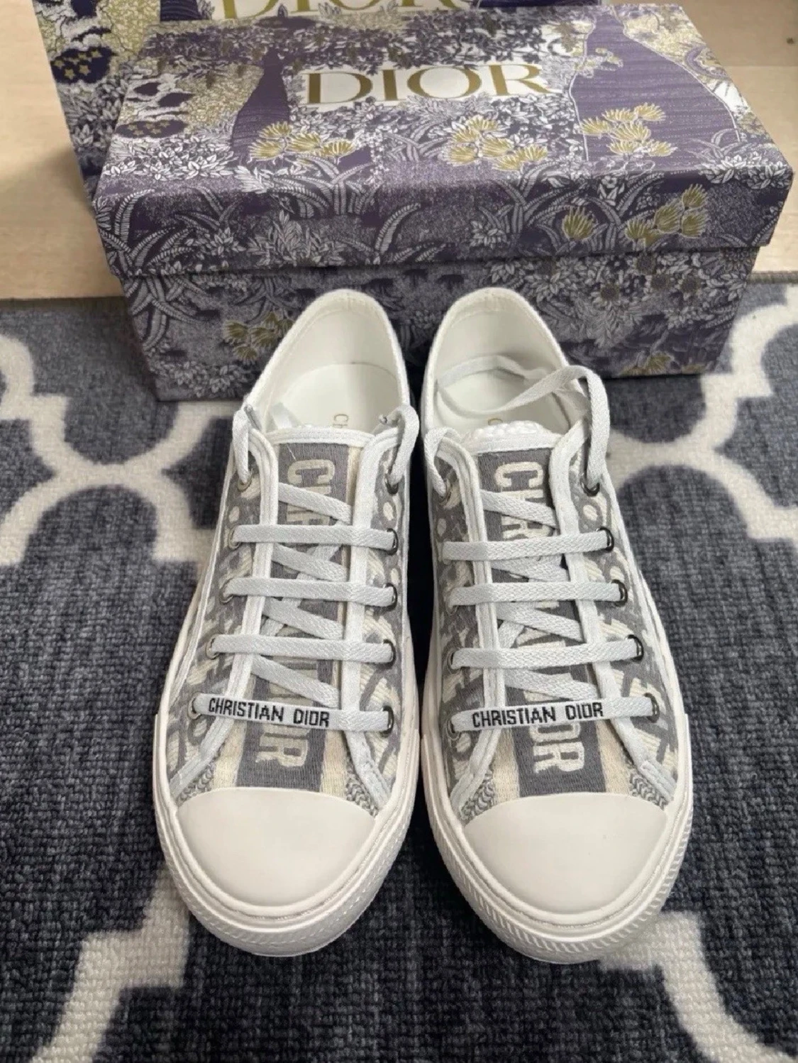 Gråvita Dior sneakers med monogram - 1