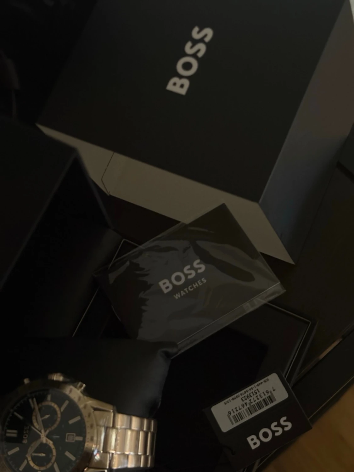 Guldfärgad BOSS klocka med grön urtavla - 1
