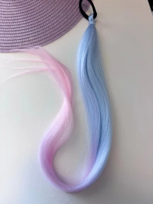 Löshår med snodd  - Köp gäller 1st hårtofs, bildnr 1! Jätte mjukt easy braiding löshår med snodd. Helt ny. Inköpt i Tjeckien och gjord för hand :) Finns i många olika färger. Kan även blandas efter önskemål:) Fäst i eget hår eller fläta in. 