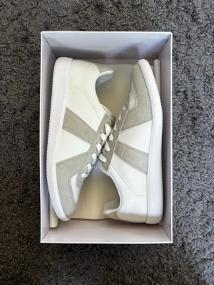 Vita Maison Margiela skor - Helt nya. Storlek 42. Skriv vid funderingar. Pris kan diskuteras vid snabb affär. Ja fraktar inom 24 timmar📦