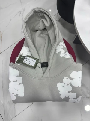 Grå hoodie med blommor - Hoodie oanvänd. Pris kan diskuteras 