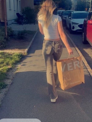 Grå jeans från Gina Tricot - Säljer ett par snygga grå jeans från Gina Tricot. Klassisk femficksmodell med raka ben och bälteshällor. Jeansen har knapp och dragkedja framtill och är tillverkade i ett mjukt denimtyg. Perfekta för en trendig och avslappnad look. (Skriv för mer bilder💕)