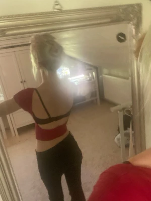 Röd topp med öppen rygg - Trendig röd topp med korta ärmar och snygg öppen rygg. Toppen har en tight passform och är tillverkad i ett stretchigt material som sitter skönt mot kroppen. Säljes då den börjar bli för liten