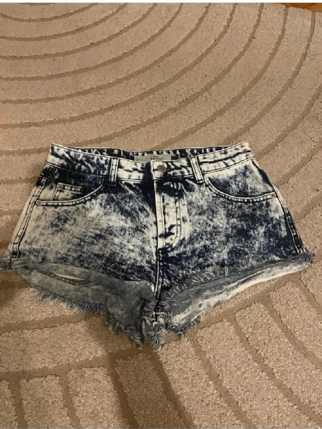 Acid wash denim shorts med fransar - 1