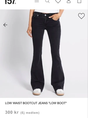 Svarta bootcut jeans low waist - Säljer mina svarta jeans som tyvärr är för kort för mig, har endast använt de 2 gånger som är i mycket bra skick!! De är i stl xs/ full lenght💕