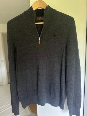 Mörkgrå halvzip-tröja från Morris - 100% merinoull från Morris.  Endast använd cirka 3 gånger och i mycket fint skick utan skador Köpte för 1899 från deras butik  Säljer endast 399