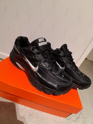 Nike initator  - Nike initator sneakers använd lite men ser ut som ny och är som p-6000 skorna för endast 749kr har ni funderingar eller är sugen skriv till mig.