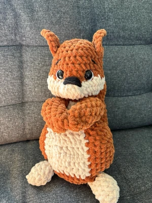 Virkad ekorre - Super söt och mjuk virkad ekorre🐿️ ca 30cm. Virkad i mjukt fluffigt garn