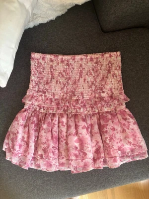 Rosa volangkjol - Söt och sommrig kjol med volanger och smock upptill i superfint skick, kan även användas som topp. Skriv vid frågor💕