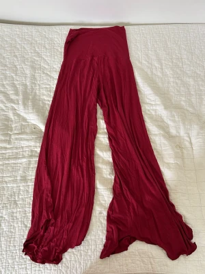 Vinröda vida yogabyxor - Indigo Luna - Vinröda byxor ifrån Indigo Luna. Mjuka mot huden och flödande nertill. Magiskt sköna och vackra. Använda fåtalet gånger och fortsatt i fint skick. Storlek S. Indigo Luna har idag inga återförsäljare i Sverige.