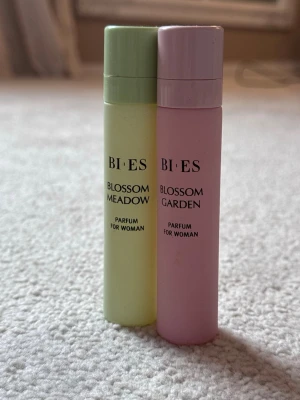 BI-ES Blossom parfym duo - Två parfymer från BI-ES: Blossom Meadow i ljusgrön flaska och Blossom Garden i ljusrosa flaska. Båda är smala, cylinderformade och tillverkade i plast. Perfekta att ha med i väskan för en fräsch doft när som helst. ‼️12 ml ‼️