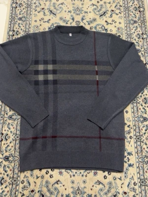 Burberry sweater - Extremt snygg sweater från burberry tyvärr är alla lappar avklippta.