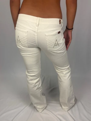 Lågmidjade vita jeans - Supersnygga lågmidjade jeans från 7 for all mankind | Storlek 30 | Jättefint skick! | Jag är 168cm lång och väger 60kg | Mått: Ytterbenslängd: 100cm. Midjebredd: 42cm. Lårbredd: 27cm. Fotöppning: 24cm. Kontakta mig vid fler frågor eller funderingar!💗