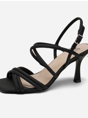 Svarta eleganta sandaler - Stilrena svarta sandaletter från XIT med tunna, korsade remmar och fyrkantig tå. Klackskon har justerbart spänne vid ankeln och en elegant, smal klack. Perfekta för dig som gillar minimalistisk design. Använda en gång så dem är i sprillans nyskick, bara att skriva efter mer bilder/info, köptes för 500kr så säljes för 400kr, det är en populär modell och passar till det mesta. 