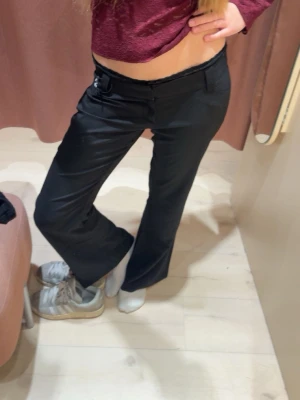 svarta kostymbyxor bootcut  - low waist kostymbyxor från gina i storlek S. dom är lite för korta på mig som är ca 175💗 mycket bra skick och sitter toppen!💕💕