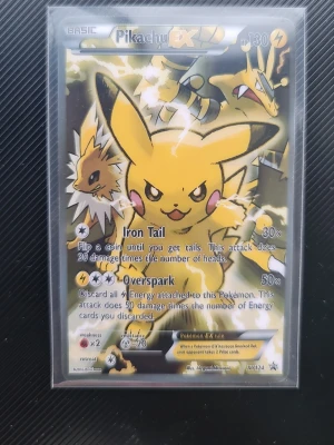 Sticker Pikachu EX Pokémonkort design - Pokemon sticker  med  Pikachu EX samlarkort design från Pokémon  och holografiska detaljer. Sticker visar Pikachu tillsammans med Jolteon och Ampharos.  Sticker är på engelska och har attacker som Iron Tail och Overspark. Perfekt för samlare eller Pokémonfans. Köpte i japan..