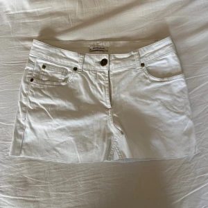 Vit kort jeanskjol  - Midja rakt över: 37 cm, längd: 27 cm, skriv vid frågor!