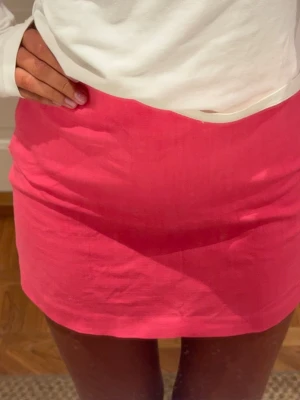 Såå fin rosa kjol - Säljer denna så snygga rosa kjol🌸🌼🫧👒👙🩴