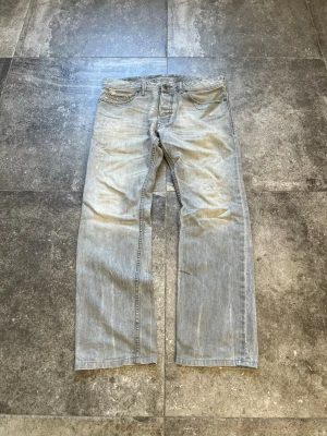 Vintage Flared Diesel Jeans - tjäna! nu säljer jag mina sjukt snygga vintage diesels i en regular flared modell🫡 alla lagningar är gjorda av en professionell 🏹 tveka inte på att skriva ifall du har några som helst frågor😉