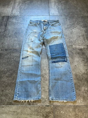 Vintage Bootcut Levi’s 527 Jeans - tja! nu säljer jag dessa sjukt feta och unika levis 527or🫡 de är i storlek 34/32 men passar en 34/34 också!👏 tveka inte på att skriva ifall ni har frågor🥹 