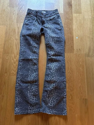 Leopardmönstrade bootcut jeans - Superfina leopardjeans från Nelly, aldrig använda endast testade men tagit av lappen.🩷storlek 38 men passar mig som vanligtvis bär 34 i jeans