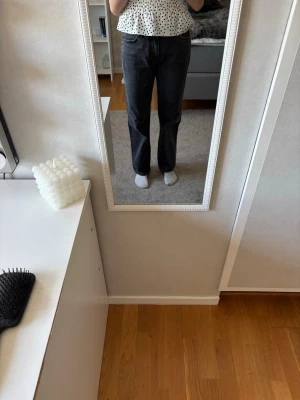 Svarta raka jeans - Säljer ett par svarta jeans med rak passform. Jeansen har klassisk femficksdesign och är tillverkade i ett denimtyg. Perfekta för en avslappnad och trendig look. Lagom långa för mig som är 160. 