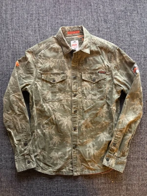 Superdry overshirt | vintage modell - Sjukt eftertraktad Superdry overshirt i mörkgrön – sjukt sällsynt, stl M (passar även S). Fint skick och sitter riktigt bra, perfekt att bara slänga på till vardag.  Skriv vid intresse eller för snabb affär ✌️ Skickas inom 24h 📦